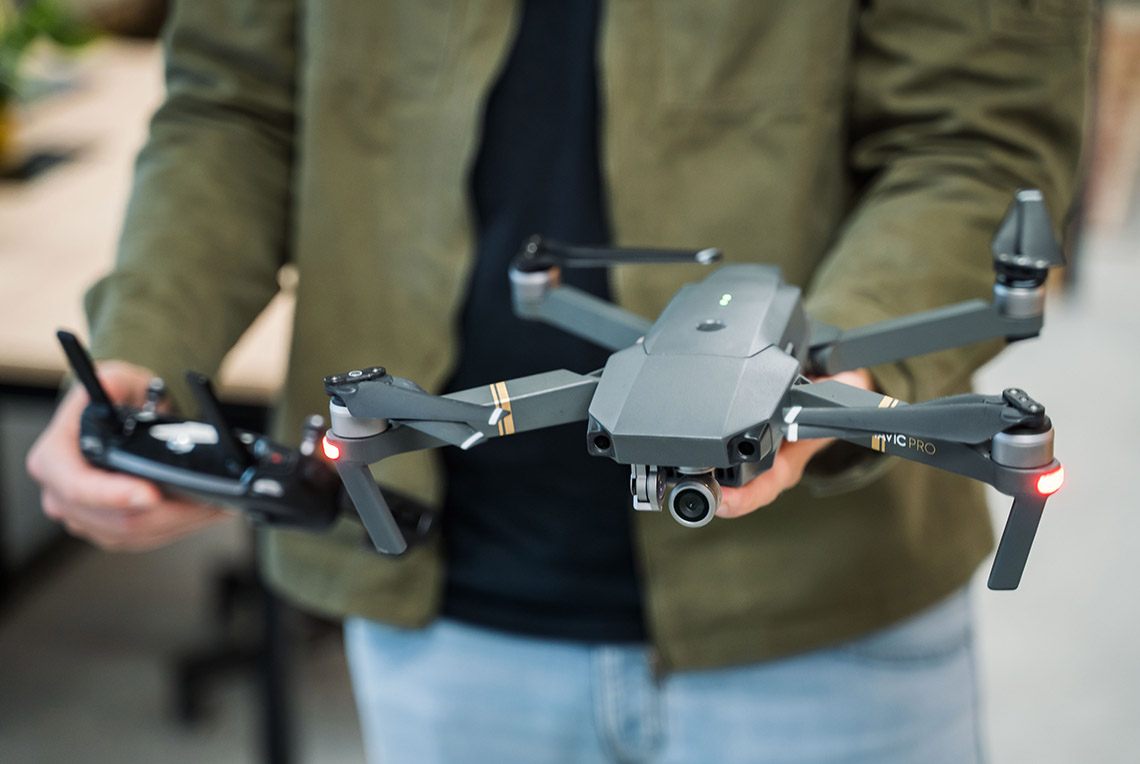 Dronevideo laten maken en laat onze drone piloot met zijn drones vliegen